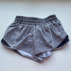Lululemon Black and White Print Hotty Hot Low-Rise Shorts 2.5" Size 4